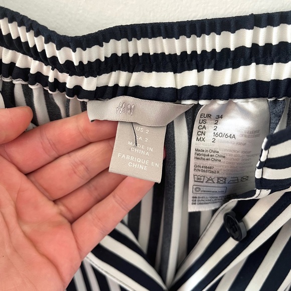 H&M WHITE AND NAVY BLUE STRIPED SMALL SKIRT - Picture 5 of 5